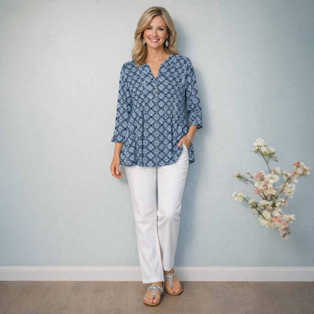 Avenue Women's Long Sleeve Tunic Top Size 14/16 Pleated V-Neck Blues White